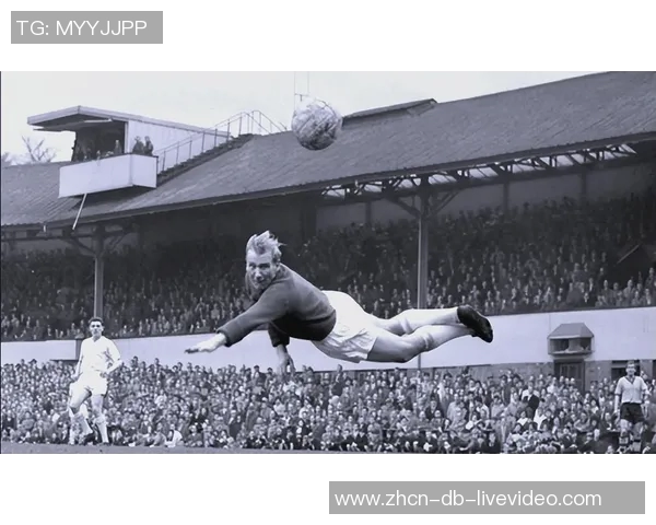 足球传奇后卫的辉煌历程与不朽精神解析 足球传奇后卫的辉煌历程与不朽精神解析