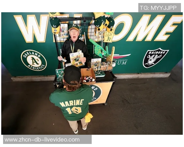 英超足球宝贝魅力四射球场内外的时尚风潮与青春活力